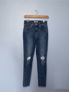 Levi’s • Distressed Jeans